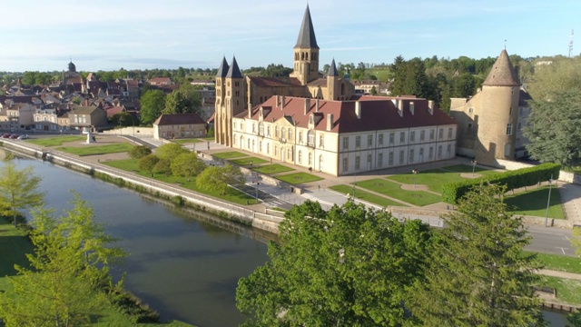 Paray-le-Monial修道院空中进场，法国视频素材