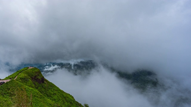 风景视点与雾流过山，时间流逝视频视频素材