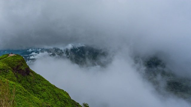 冬季热带森林，雾流过山脉，时间流逝视频视频素材