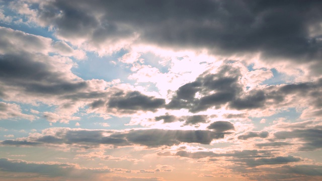 夕阳下的阳光。明亮戏剧性的天空和蓬松的云。黄色，橙色，蓝色和洋红颜色。黎明的天空视频素材