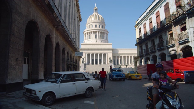 面对El Capitolio入口的街道，古巴首都哈瓦那视频素材