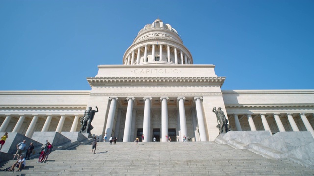 El Capitolio，位于古巴哈瓦那的国家国会大厦。从入口楼梯看视频素材