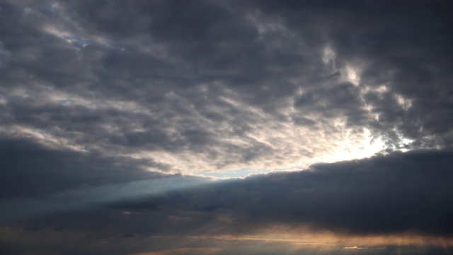 日落的天空。日落的天空。阳光透过阴雨密布的天空。天空的自然背景。天气预报的概念。延时间隔拍摄4 k视频素材