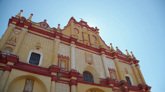 多莉拍摄的圣克里斯托巴尔大教堂，圣克里斯托巴尔de las Casas，恰帕斯，墨西哥视频素材