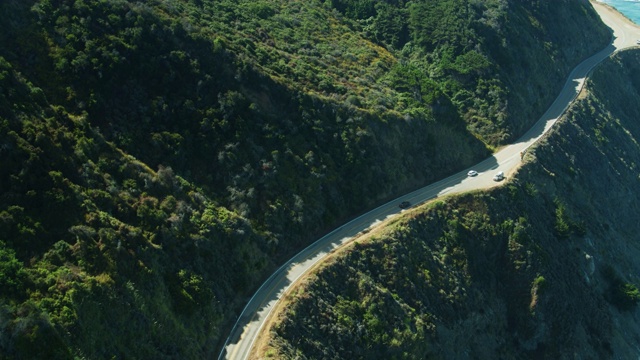 悬崖上的太平洋海岸公路-空中视频素材