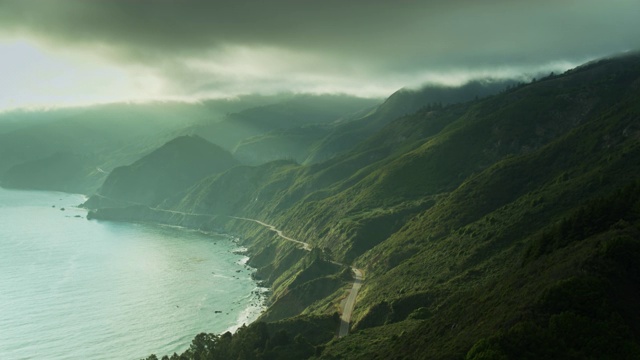 浓雾在大地面天线上翻滚视频素材