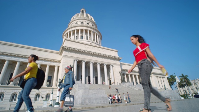 古巴首都哈瓦那的El Capitolio国家大厦的广角视图视频素材