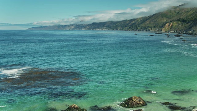 大苏尔海岸附近的海藻森林-静态航拍视频素材