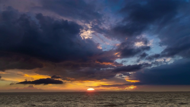 美丽的云彩在夕阳的背景上流动。时间流逝视频素材