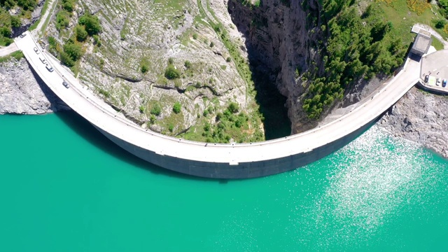 无人机在瑞士塞齐尔大坝上空的鸟瞰图。可再生能源和电力技术场景。在Aerial 4k美丽的风景视频素材