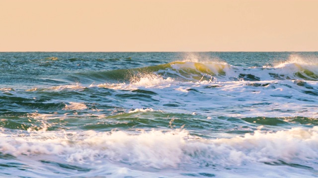 海上日出。海浪起伏。视频素材