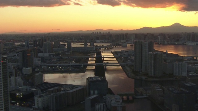 空中，东京湾地区与夕阳中的富士山，日本视频素材