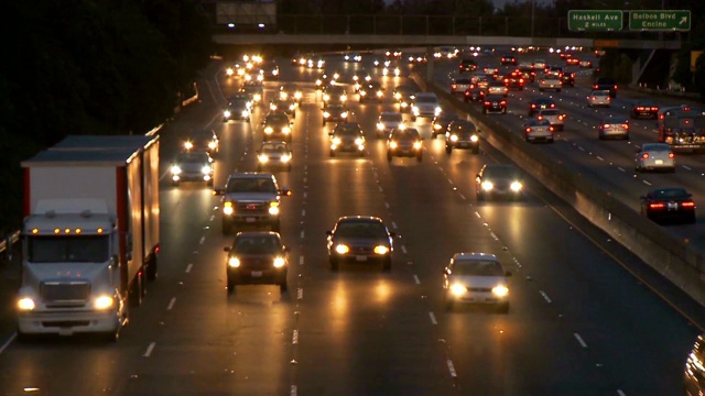 夜间高速公路上交通繁忙视频素材