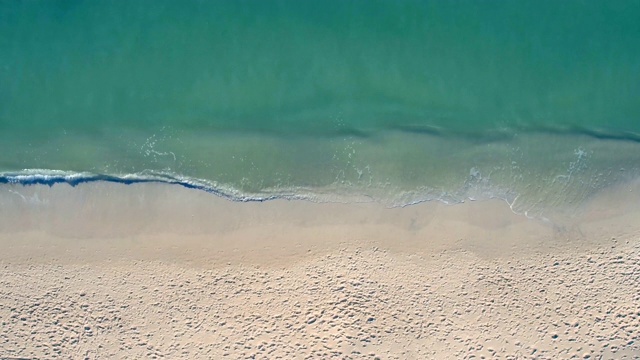 海浪冲刷海滩的鸟瞰图视频素材