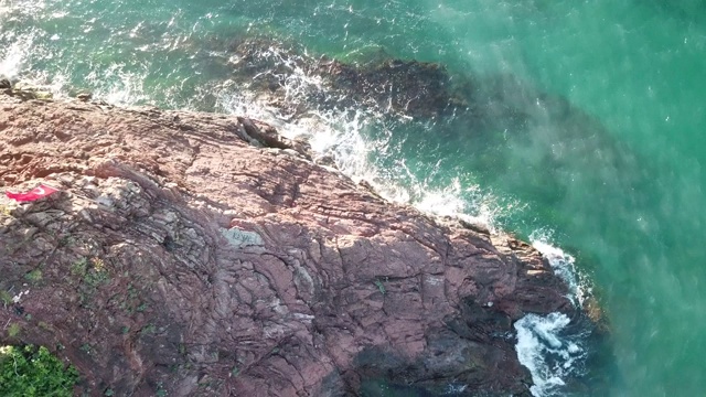 鸟瞰图海浪和奇妙的岩石海岸，土耳其，巴尔丁视频素材