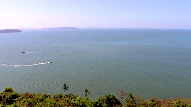 鸟瞰图的海岸在Panaji，果阿，印度在一个阳光明媚的日子视频素材