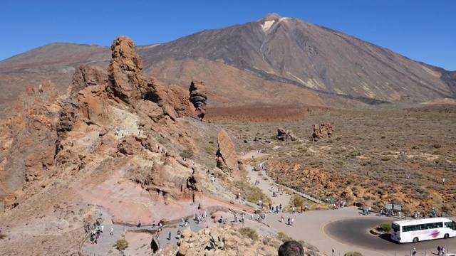 西班牙特内里费岛，加那利群岛，Teide国家公园，在Teide火山附近的Los Roques de Garcia岩石上徒步。视频素材