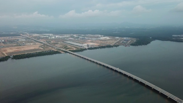 汽车在槟城二桥向巴都湾驶去视频素材