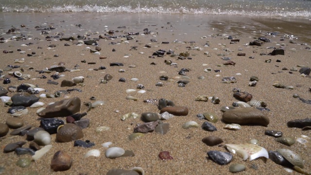 海浪拍打着海岸。视频素材