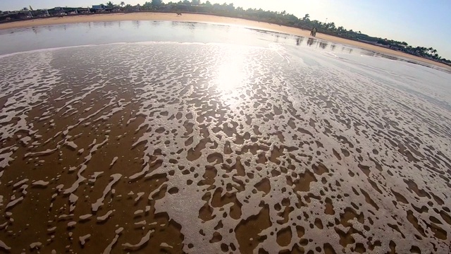 海浪冲刷着印度的卡兰古特海滩视频素材