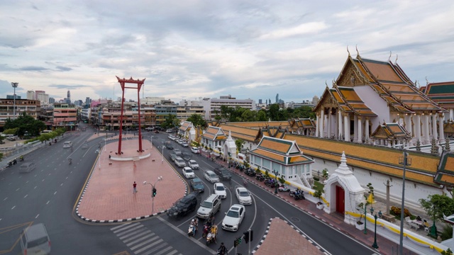 巨大的秋千和Wat Suthat Thepwararam在泰国曼谷。美丽的亚洲地标。首都的风景视频素材