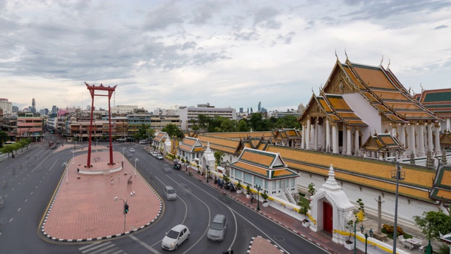 巨大的秋千和Wat Suthat Thepwararam在泰国曼谷。美丽的亚洲地标。首都的风景视频素材