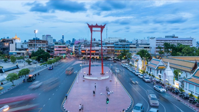 巨大的秋千和Wat Suthat Thepwararam在泰国曼谷。美丽的亚洲地标。首都的风景视频素材