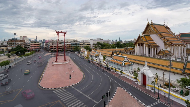 巨大的秋千和Wat Suthat Thepwararam在泰国曼谷。美丽的亚洲地标。首都的风景视频素材