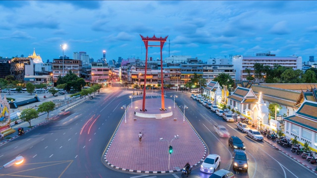 巨大的秋千和Wat Suthat Thepwararam在泰国曼谷。美丽的亚洲地标。首都的风景视频素材