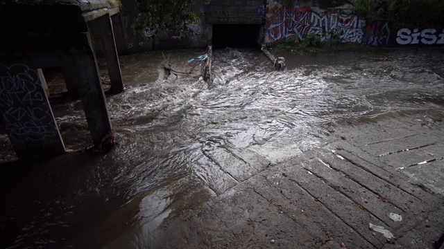 暴雨期间拥挤的排水系统。视频素材