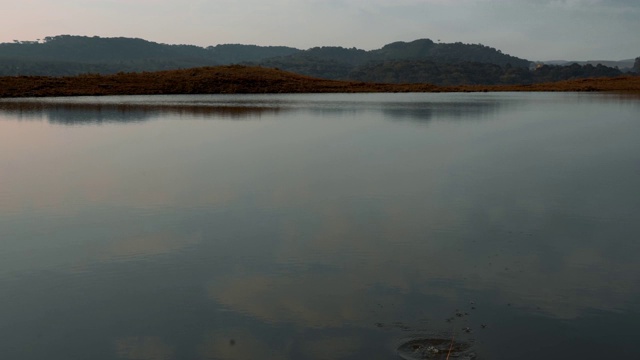 跳跃的石头，波浪在牧场日落的水视频素材