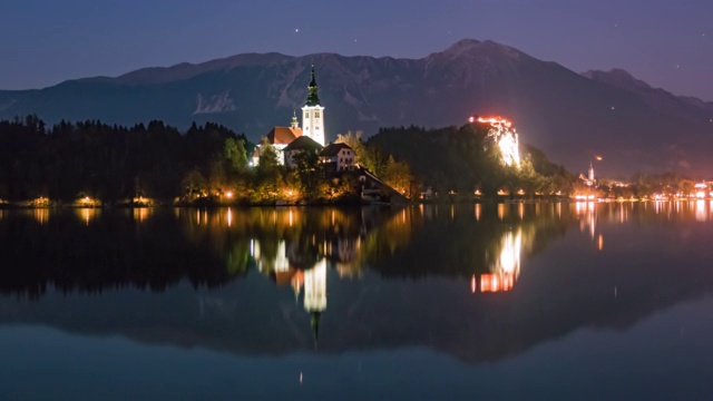 斯洛文尼亚布莱德湖上圣母升天教堂的布莱德岛(Blejski otok)白天到夜晚的过渡时间流逝视频素材