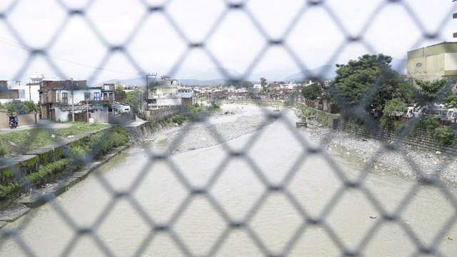 被污染的河流。视频素材