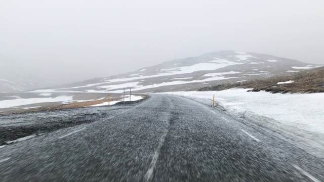 在暴风雪中行驶在柏油路上视频素材