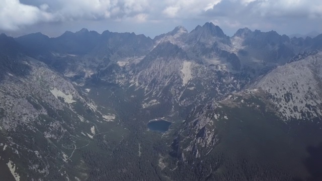 Popradske pleso湖的鸟瞰图在高塔特拉斯山脉的Mengusovska dolina山谷，斯洛伐克视频素材