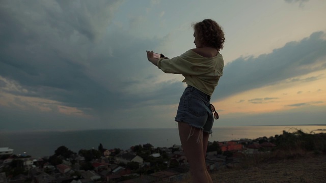 女人让大海的天空移动照片视频素材