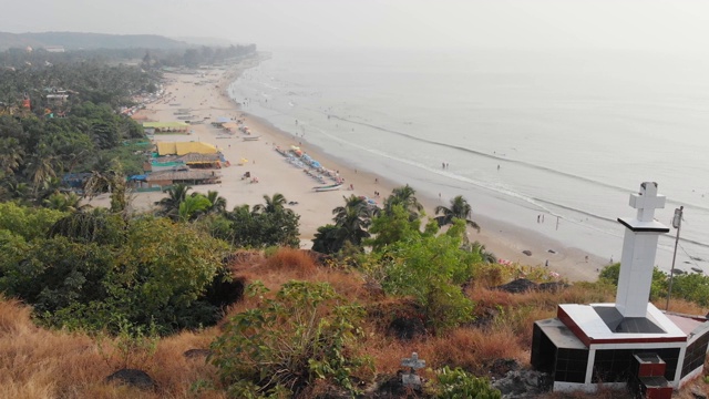 鸟瞰图基督教十字架上的一座山在Arambol，印度视频素材