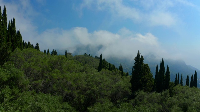 航拍科孚/科克拉山区村庄的云雾和阿吉欧斯·戈迪奥斯海滩视频素材