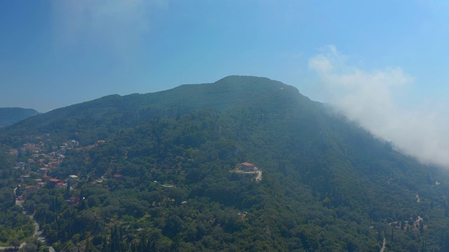 航拍科孚/科克拉山区村庄的云雾和阿吉欧斯·戈迪奥斯海滩视频素材