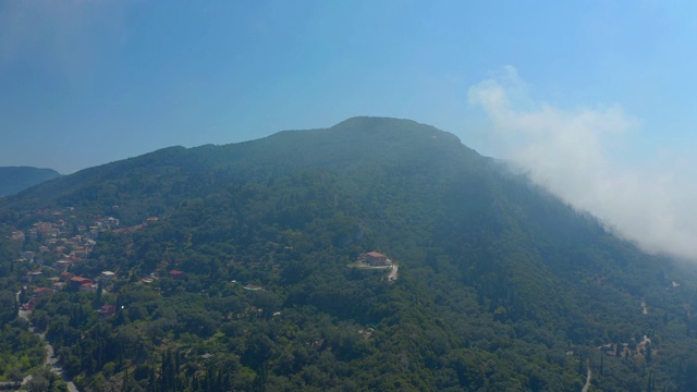 航拍科孚/科克拉山区村庄的云雾和阿吉欧斯·戈迪奥斯海滩视频素材