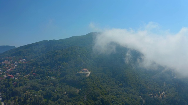 航拍科孚/科克拉山区村庄的云雾和阿吉欧斯·戈迪奥斯海滩视频素材