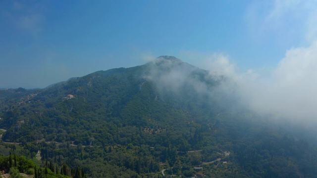 航拍科孚/科克拉山区村庄的云雾和阿吉欧斯·戈迪奥斯海滩视频素材