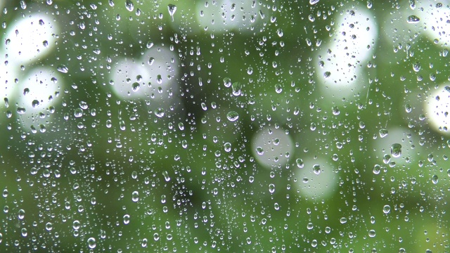 雨点从窗玻璃上滚下来。视频素材