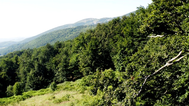 飞越一座山的边缘，在地平线上有一座山的王国视频素材