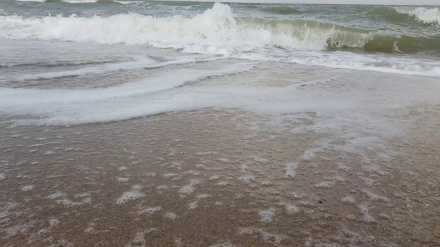 夏天海滩上的海浪。视频素材