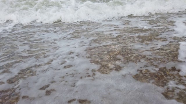 夏天海滩上的海浪。视频素材