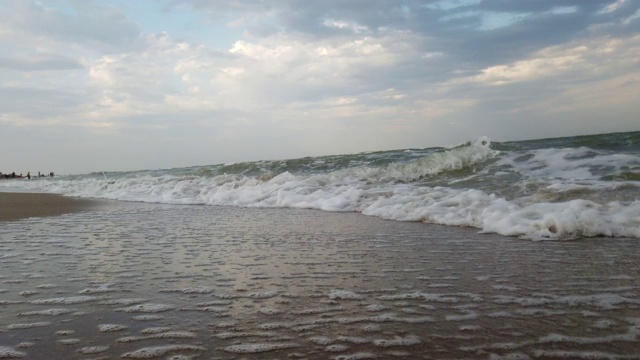 夏天海滩上的海浪。视频素材