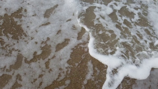 夏天海滩上的海浪。视频素材