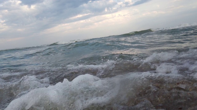 夏天海滩上的海浪。视频素材