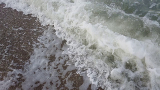 夏天海滩上的海浪。视频素材